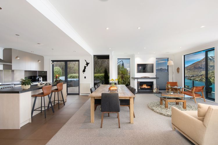 Luxury Lake View Retreat with Hot Tub