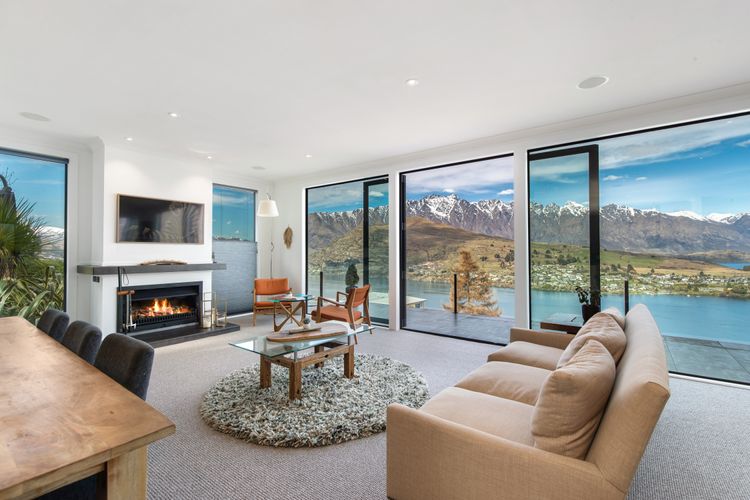 Luxury Lake View Retreat with Hot Tub