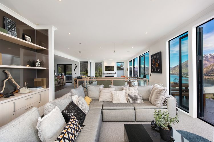 Luxury Lake View Retreat with Hot Tub