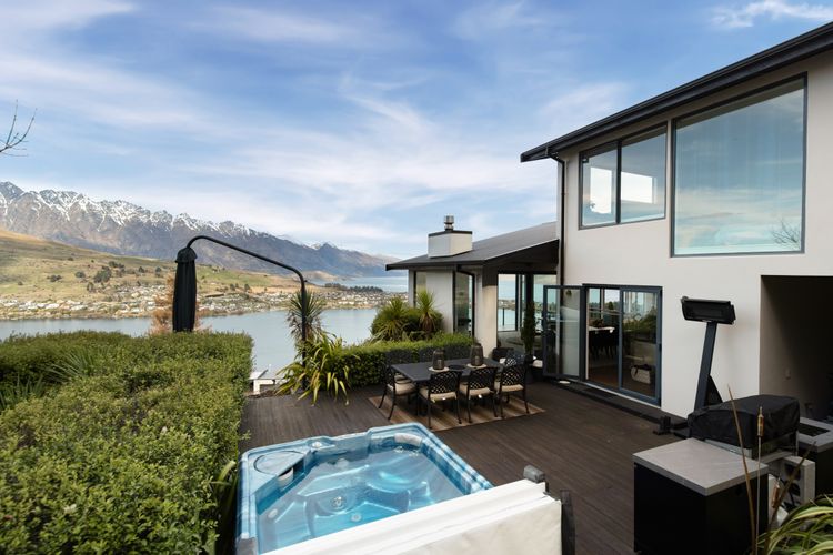 Luxury Lake View Retreat with Hot Tub