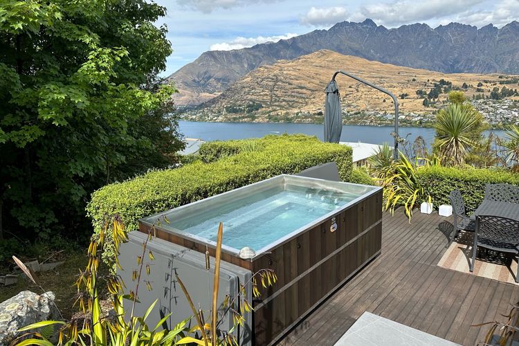 Luxury Lake View Retreat with Hot Tub