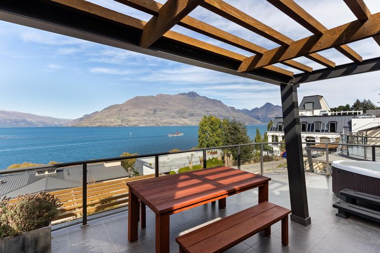 Beacon Lakeside Luxury 908 – 3 Bedroom