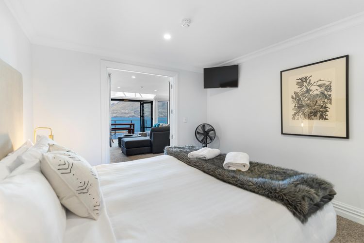 Beacon Lakeside Luxury 908 – 2 Bedroom