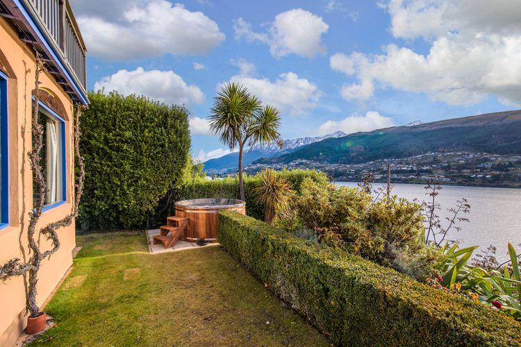 Sunny Lakeview Villa