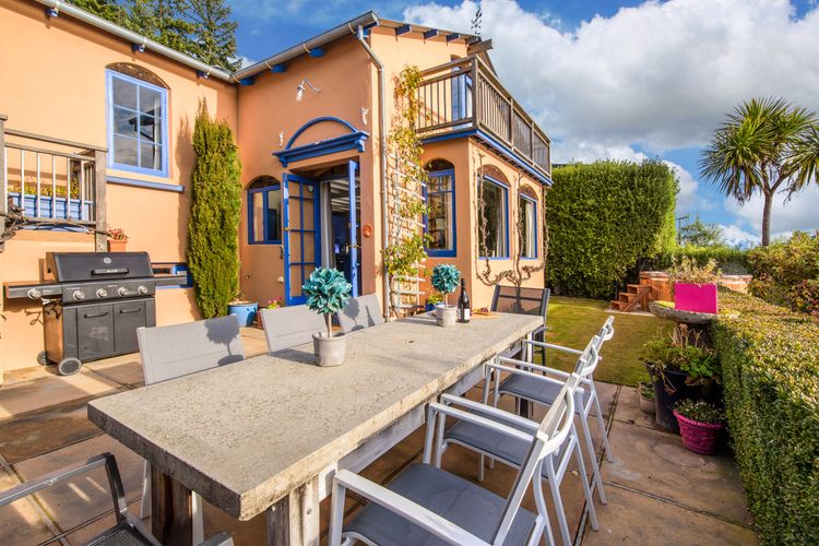 Sunny Lakeview Villa