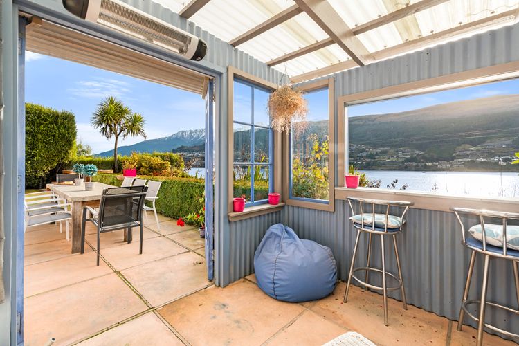 Sunny Lakeview Villa