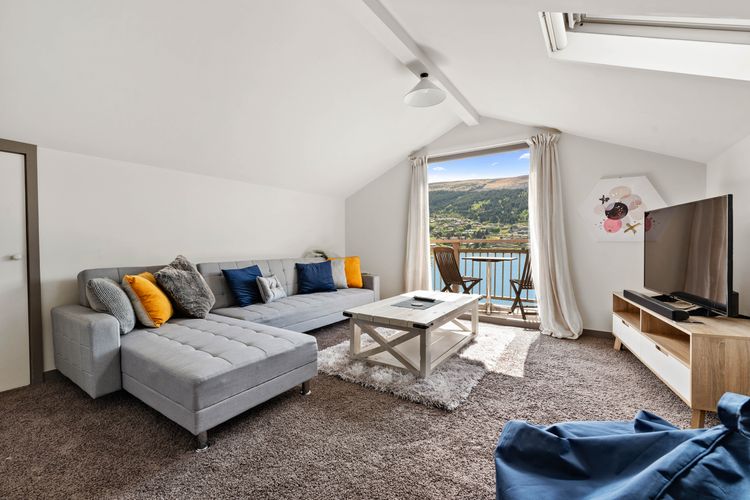 Sunny Lakeview Villa