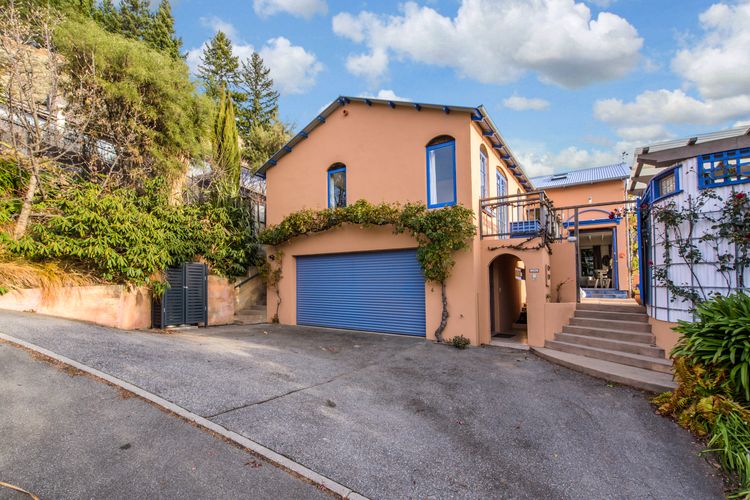 Sunny Lakeview Villa