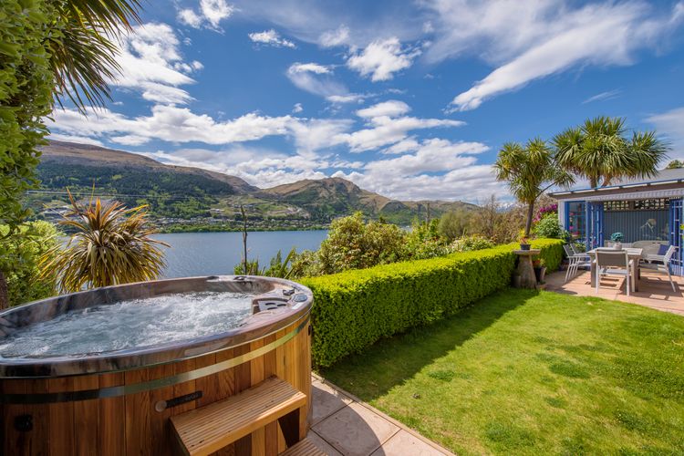 Sunny Lakeview Villa