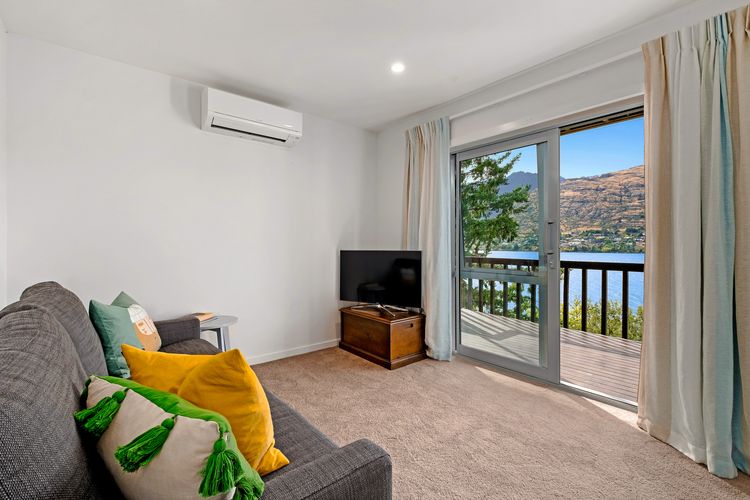Queenstown Lakefront Dream | 4 Bed