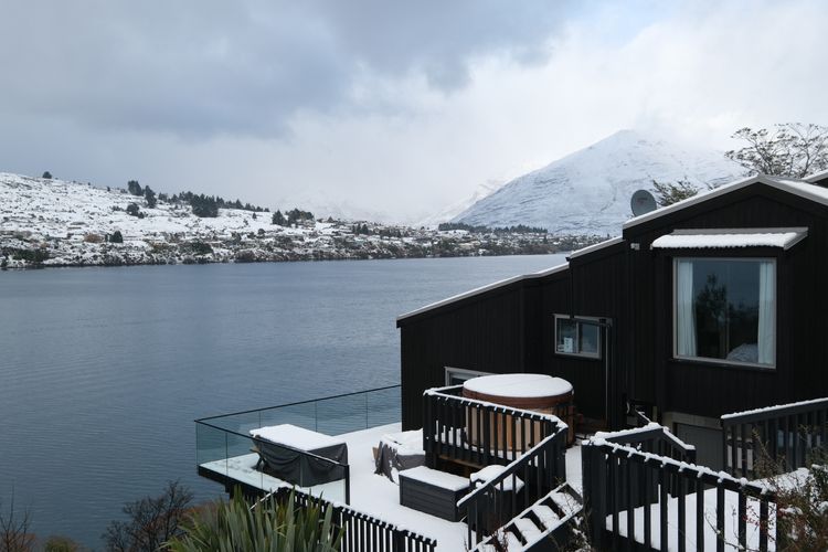 Queenstown Lakefront Dream | 4 Bed