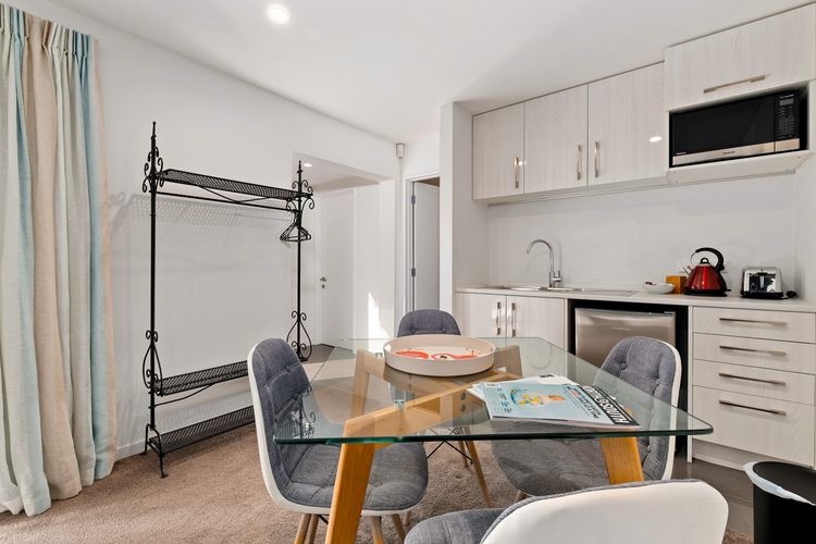 Queenstown Lakefront Dream | 4 Bed