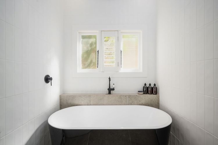 Full bathroom 2 image 4