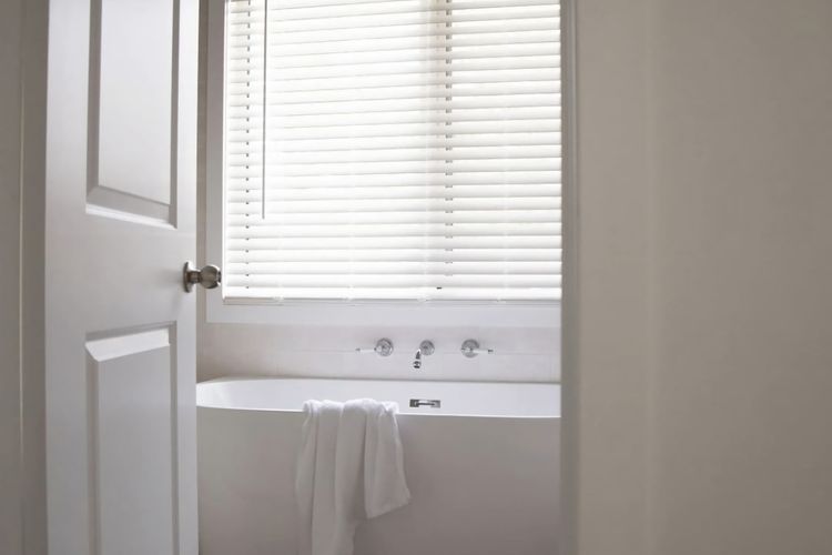 Full bathroom 2 image 2