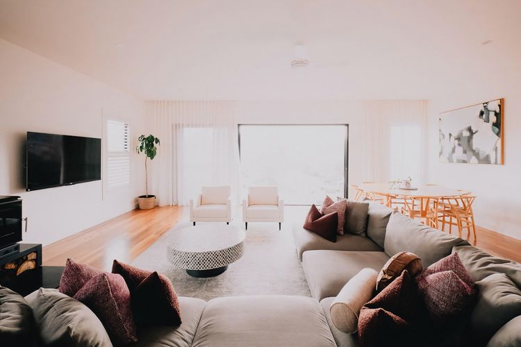 Lounge away on the oversized sofa watching your favourite movie, crackling fire or taking in the valley views.