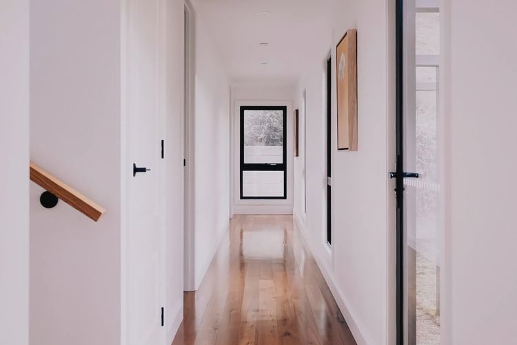 The Hallway - leading to the middle floor bedrooms, you will find bedroom 2 & 3 here.