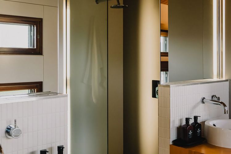 Full bathroom 1 image 2