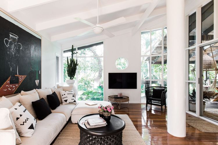 Dukes Beach House – Pool – Designer – Location