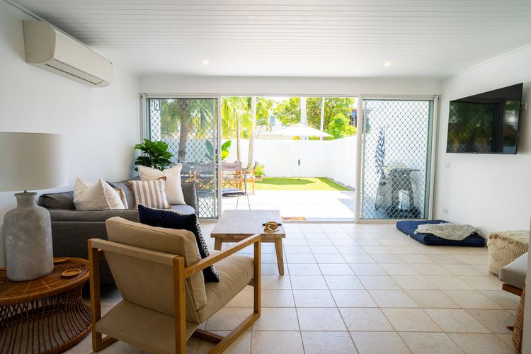 The Oasis – private courtyard – location – pet