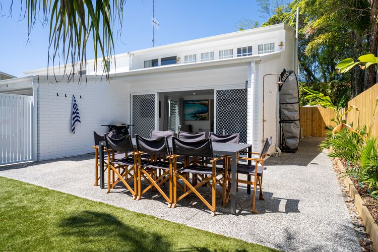 The Oasis – private courtyard – location – pet