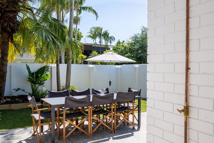 The Oasis – private courtyard – location – pet