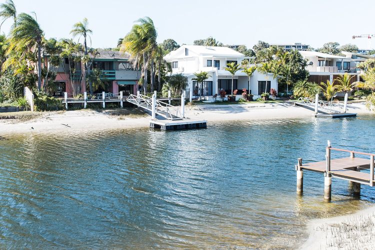 The River House – pool – jetty – private beach