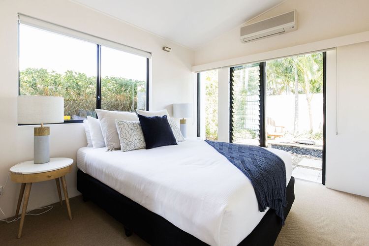 The River House – pool – jetty – private beach