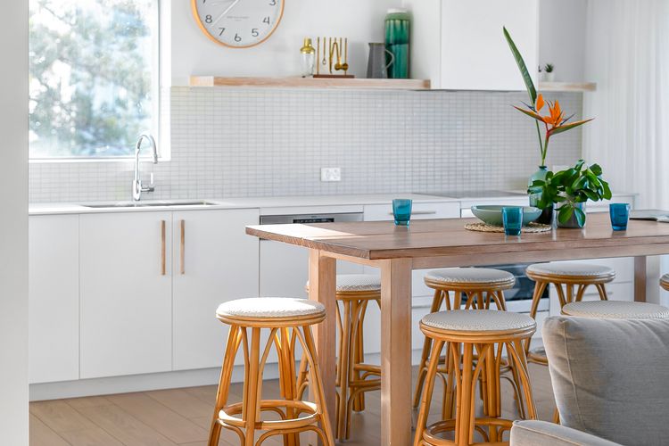 The Coastal Retreat – ocean views and location
