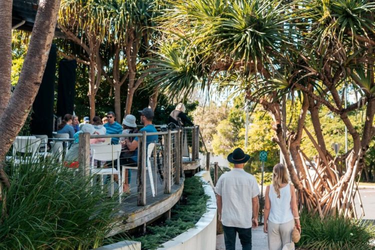 The Coastal Retreat – ocean views and location