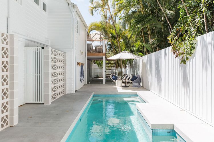 Marola – Location – Style – Decks – Heated pool