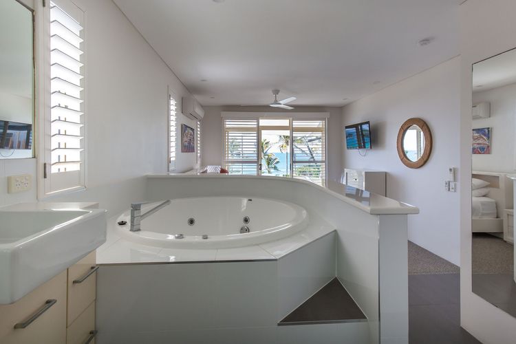 Sunshine Haven – Pool – Beach front – Ocean Views