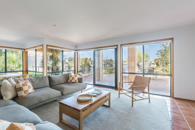 The Waterfront – 4bedroom waterfront home pool
