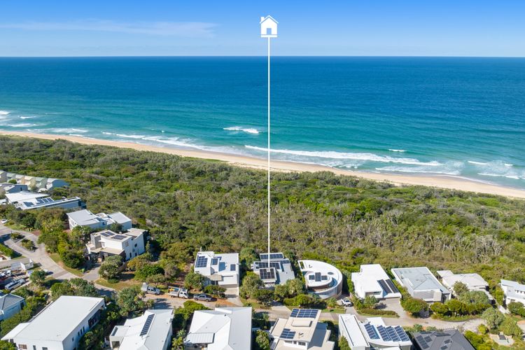 24 NOOSA DUNES – Beachfront Luxury Home