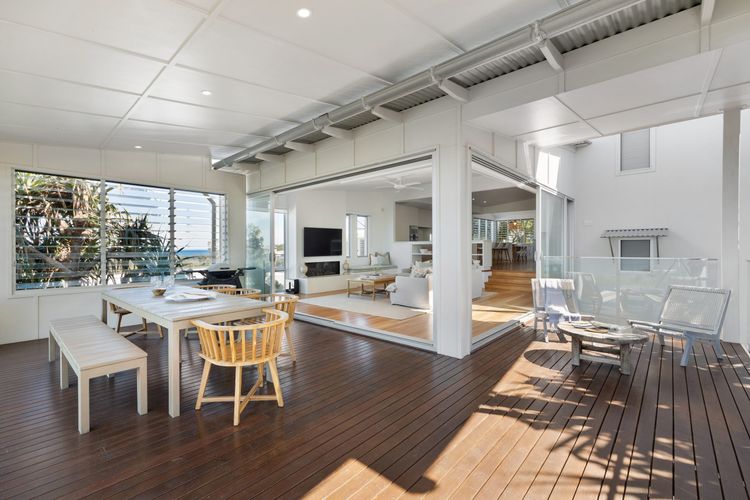 24 NOOSA DUNES – Beachfront Luxury Home