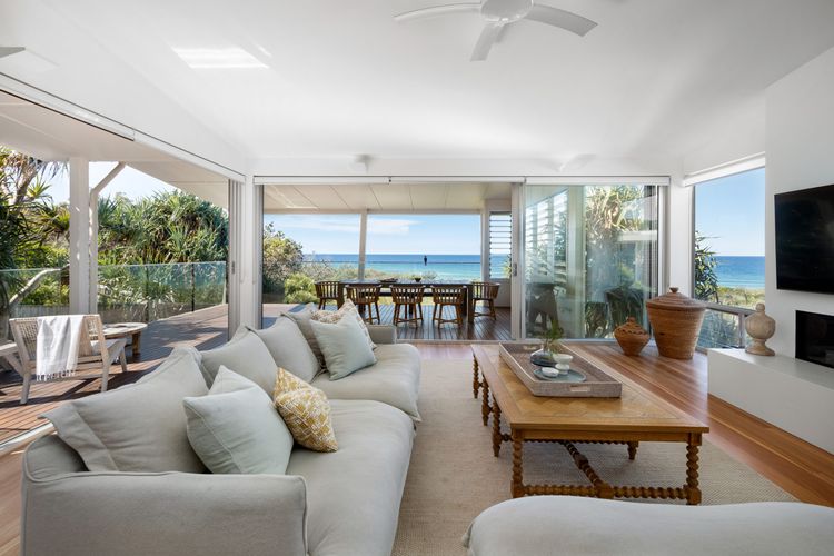 24 NOOSA DUNES – Beachfront Luxury Home