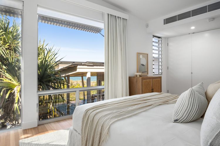 24 NOOSA DUNES – Beachfront Luxury Home