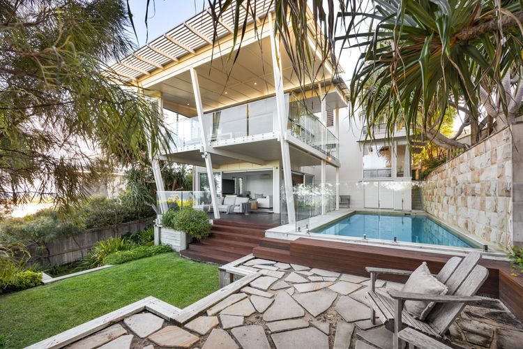 24 NOOSA DUNES – Beachfront Luxury Home