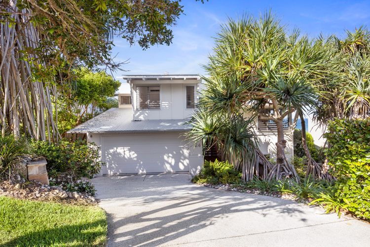 24 NOOSA DUNES – Beachfront Luxury Home