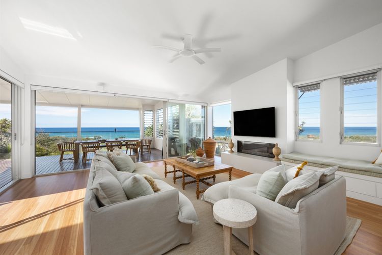 24 NOOSA DUNES – Beachfront Luxury Home