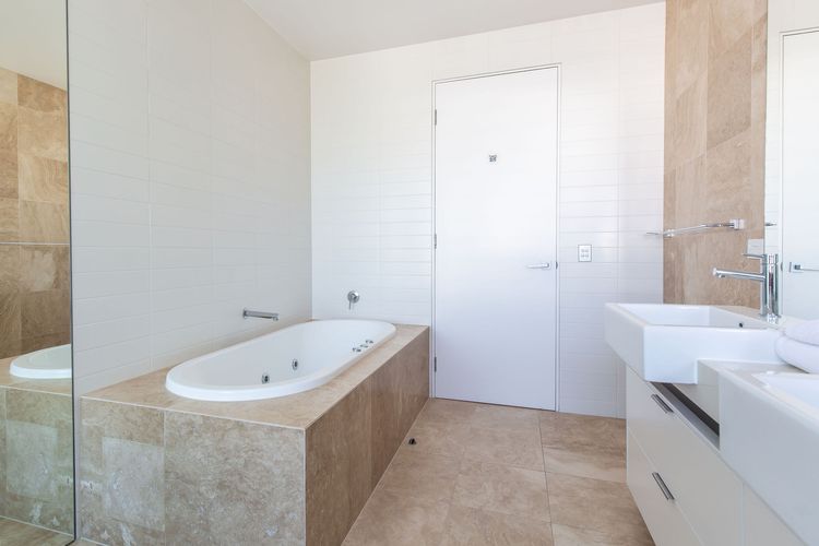 The Noosa Home – pool, jetty, water frontage