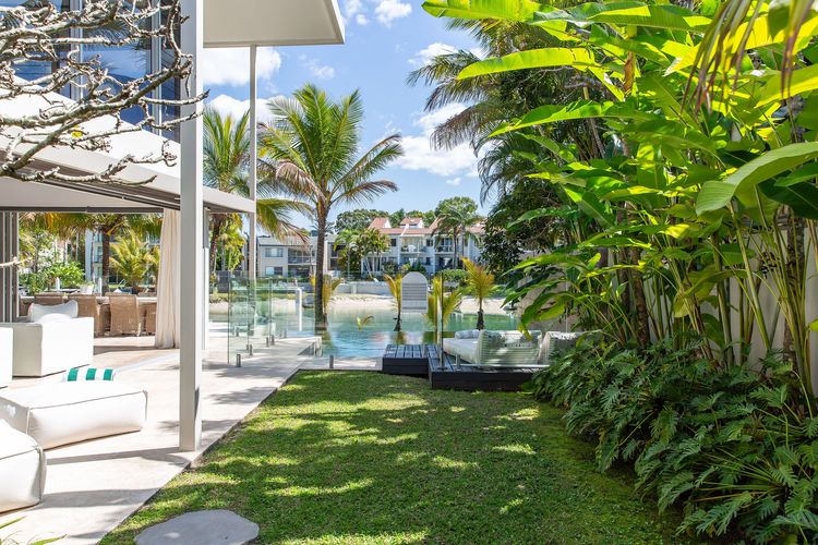 The Noosa Home – pool, jetty, water frontage