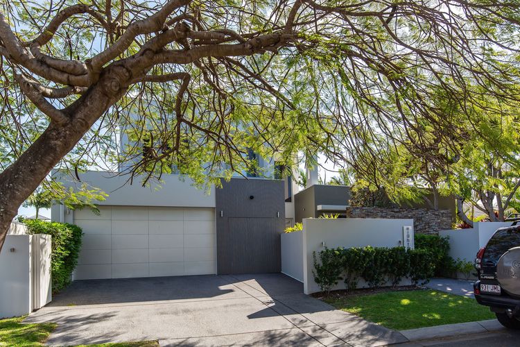 The Noosa Home – pool, jetty, water frontage