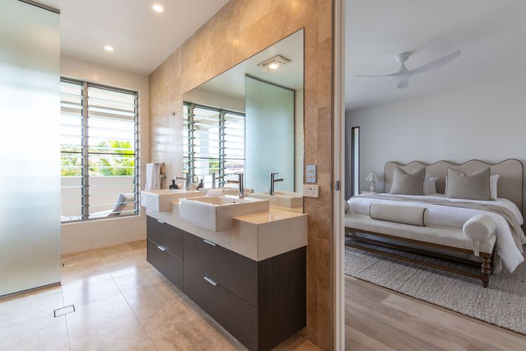 The Noosa Home – pool, jetty, water frontage