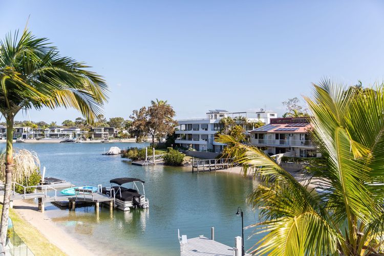 The Noosa Home – pool, jetty, water frontage