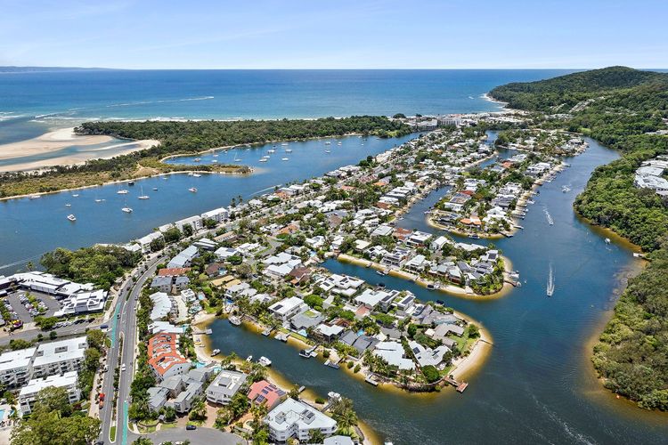 The Noosa Home – pool, jetty, water frontage