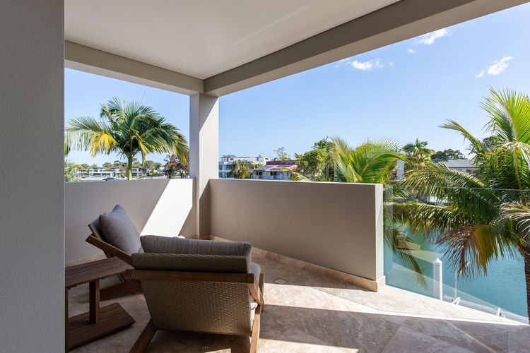 The Noosa Home – pool, jetty, water frontage