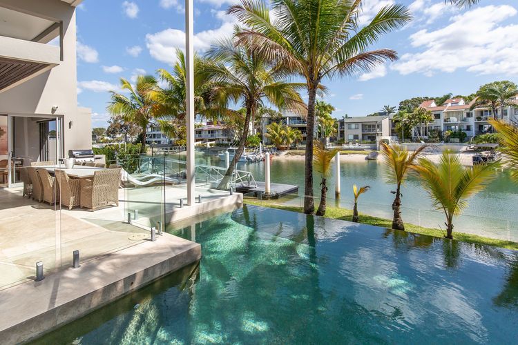 The Noosa Home – pool, jetty, water frontage