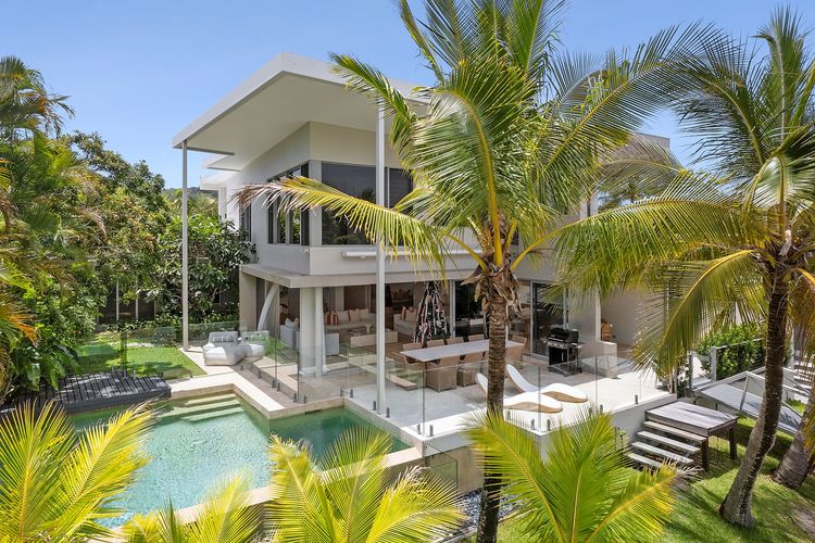 The Noosa Home – pool, jetty, water frontage