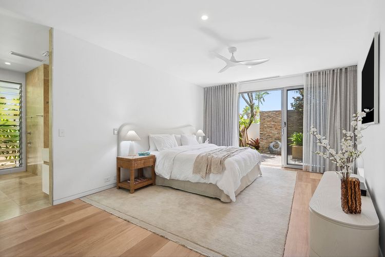 The Noosa Home – pool, jetty, water frontage