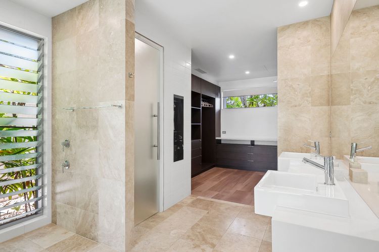 The Noosa Home – pool, jetty, water frontage